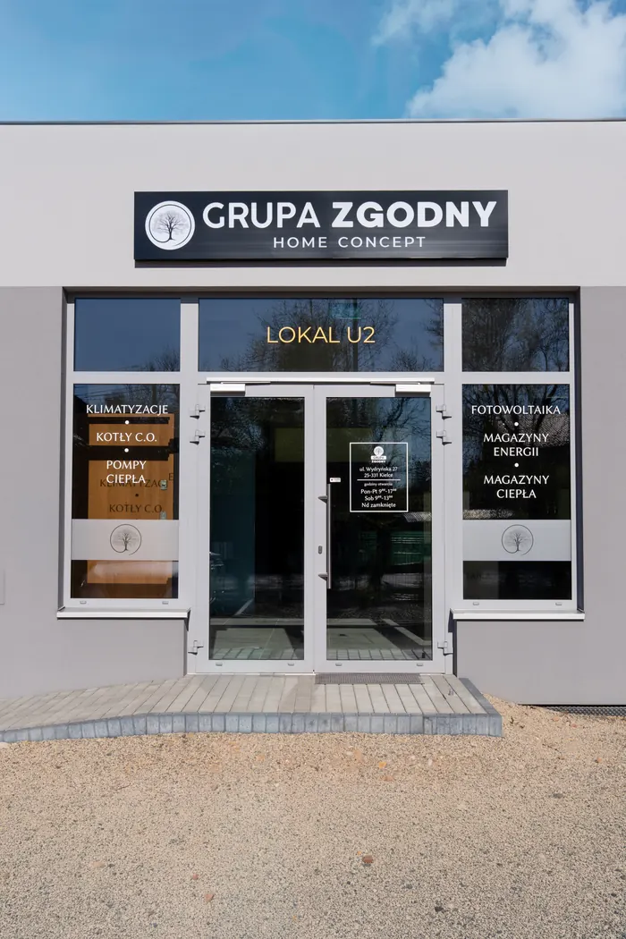 Wejście do salonu Grupy Zgodny
